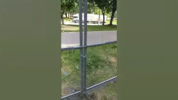 ворота распашные.  фурнитура самая простая.